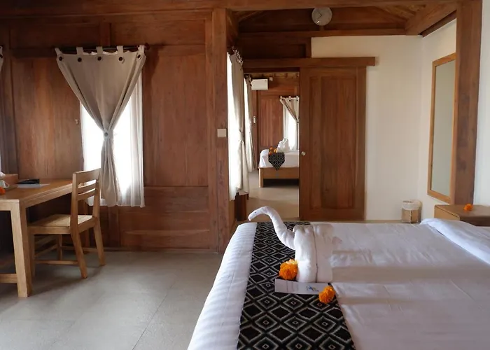 فندق Blue Harbor Beachfront & Resto 4*