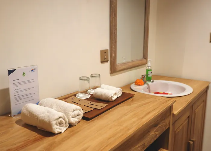 Hotel Blue Harbor Beachfront & Resto 4*