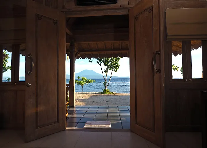 Hotel Blue Harbor Beachfront & Resto Ped