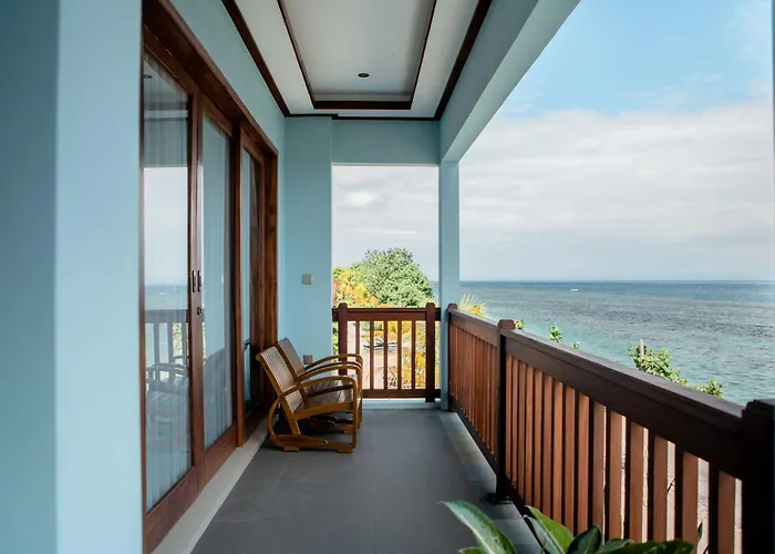 Blue Harbor Beachfront & Resto Hotel 4*