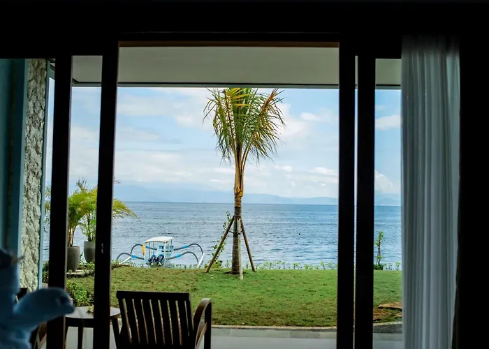 Blue Harbor Beachfront & Resto Hotel 4*