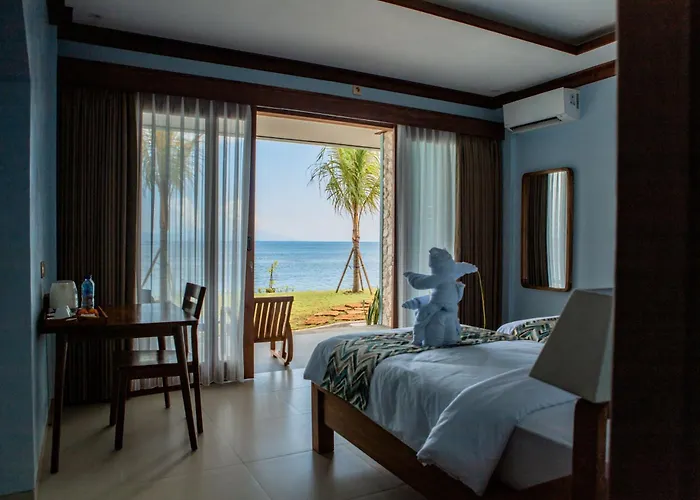 Hotel Blue Harbor Beachfront & Resto 4*