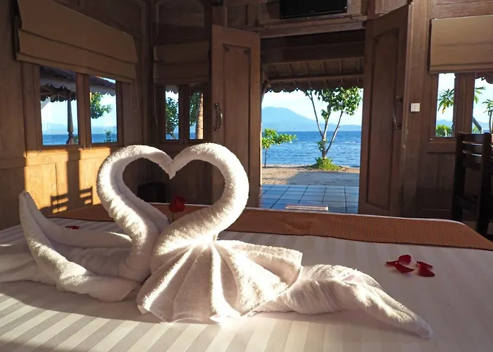 Blue Harbor Beachfront & Resto Hotel Ped