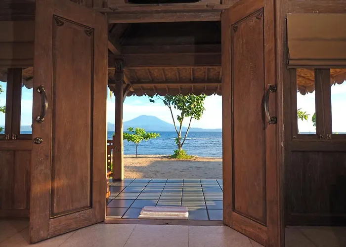 Hotel Blue Harbor Beachfront & Resto 4*